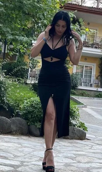 Aleyna Tilki de kimmiş annesi Havva Öztel yırtmaçlı miniyi çekti pabucu dama attı! Fiziğiyle kızının en büyük rakibi-4