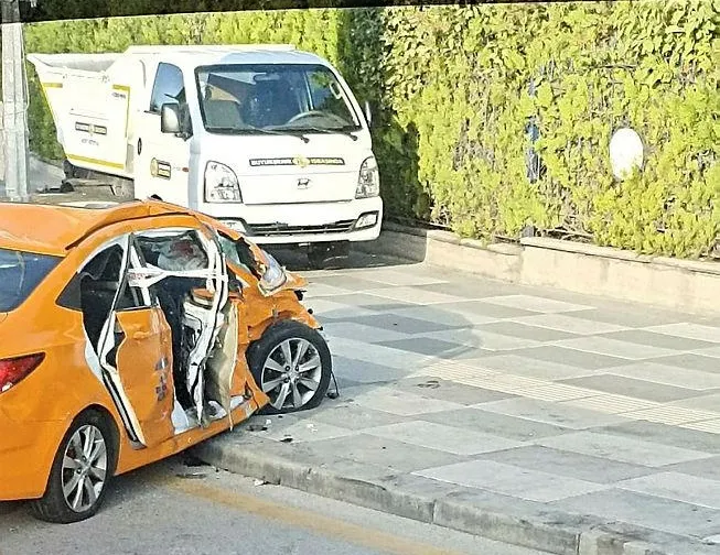 HDP’li vekillerin bulunduğu minibüs kaza yaptı: 1 ölü