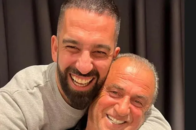 Galatasaray'da kadroya alınmayan Arda Turan'ın dün akşam İstanbul'da Fatih Terim ile bir araya gelmesi olay yarattı