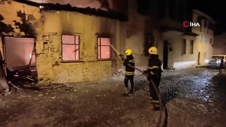 Aydın’ın Kuşadası'ndaki yangında binanın çatısı çöktü!