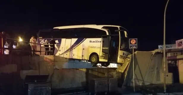 Bariyeri aşan yolcu otobüsü köprüde asılı kaldı