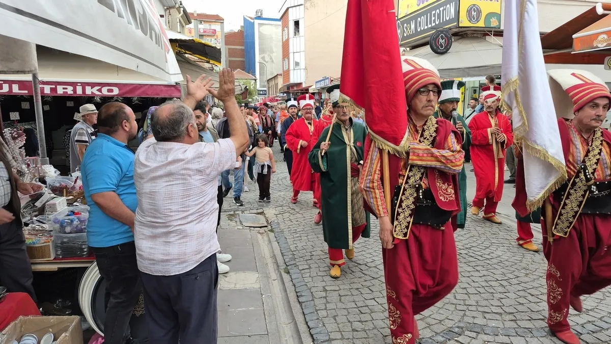 1788019892218.jpeg Eskişehir’de Yörük Yürüyüşü! Mehteranı görünce çocuk gibi sevindi-4