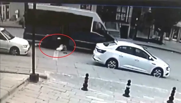 ankarada-lise-ogrencisi-helin-dogan-kapisi-acik-minibusten-dustu-o-anlar-kamerada-1642004742177.jpeg Ankara'da lise öğrencisi Helin Doğan kapısı açık minibüsten düştü! O anlar kamerada-3