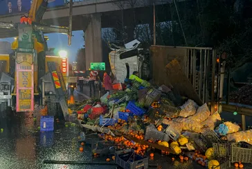Son dakika: İstanbul Beykoz'da İETT kazası! Meyve ve sebze yüklü kamyon devrildi