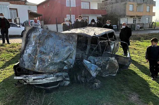 Tekirdağ'da korkunç kaza! Minibüsle çarpışan otomobil alev aldı