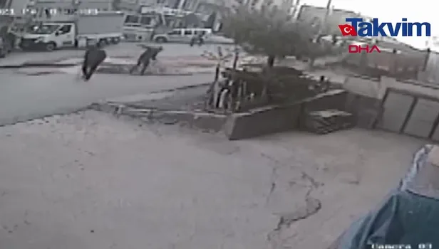 Kamyondan sunta yığını yola düştü! 2 kişi ezilmekten son anda kurtuldu