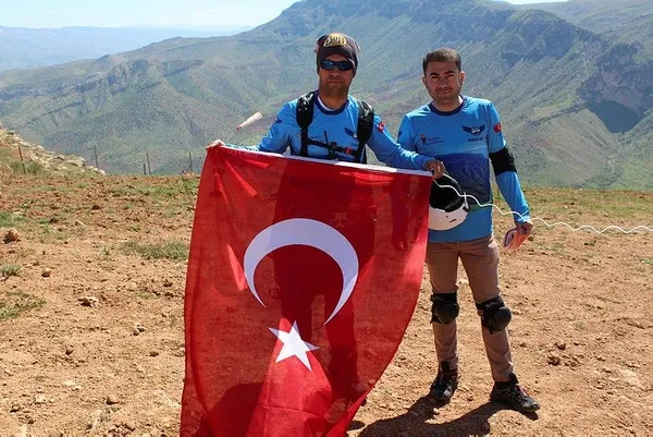 Şehitler için gökyüzünde ay yıldızlı bayrak dalgalandırdılar-4