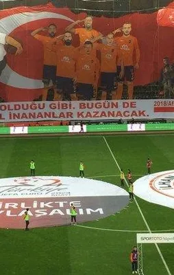 Başakşehir tribünlerinde muhteşem koreografi