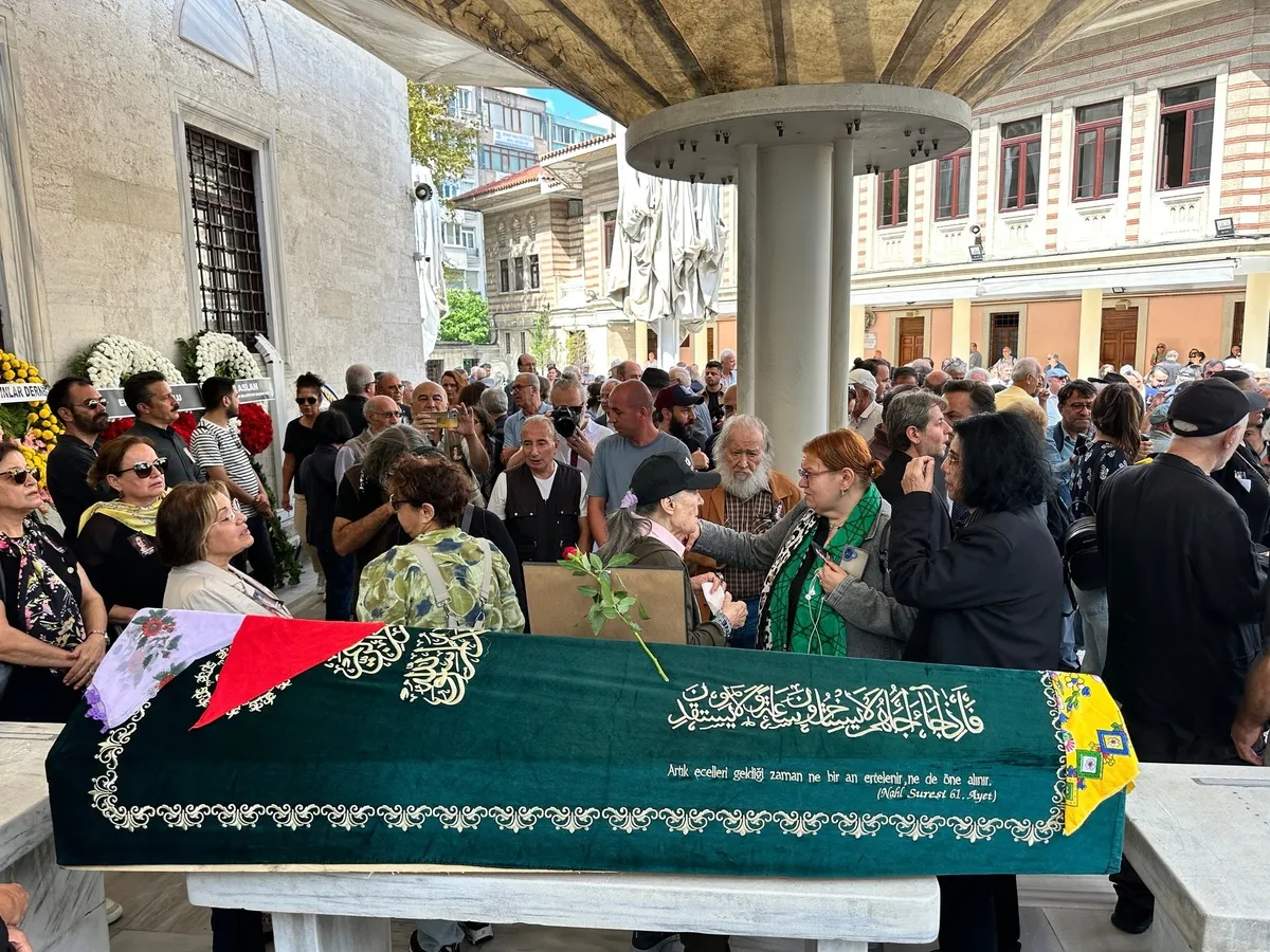 oyuncu-gulsen-tuncer-son-yolculuguna-ugurlandi-1789904477112.jpg Aşk-ı Memnu'nun Arsen Hanım'ı Gülsen Tuncer son yolculuğuna uğurlandı! Eşinin sözleri yürek dağladı: "Hayatımın kaybı"-7