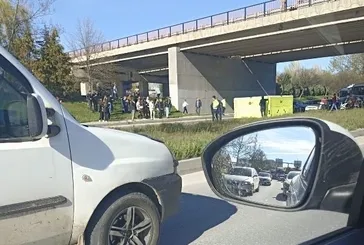 Eskişehir çevre yolunda intihar girişimi: Köprüye çıkan şahıs trafiği felç etti