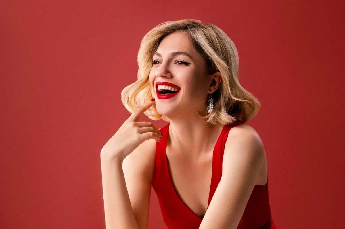 ipek-erdem-yillar-sonra-imaj-degistirdi-sari-saclarina-veda-etti-1791035953842.jpeg Hayat Bilgisi’nin sarışın Barbie’sini unutun! İpek Erdem 10 yıllık imajını bir kalemde sildi: Son hali de hayran bıraktı!-7