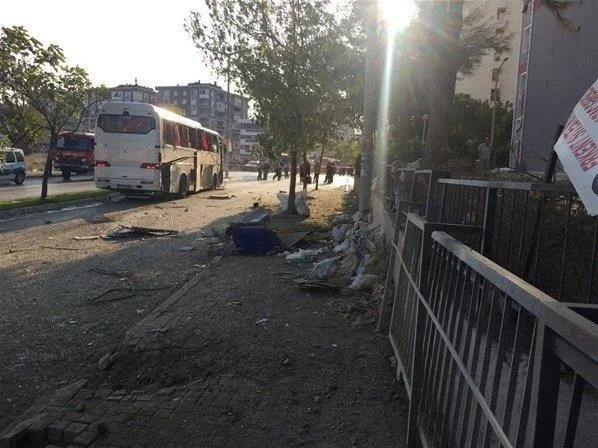 İzmir'de cezaevi servis arasına bombalı saldırı-1