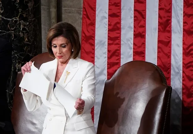 ABD kongresinde soğuk rüzgarlar! Temsilciler Meclisi Başkanı Pelosi Trump'ın metnini yırttı!-7