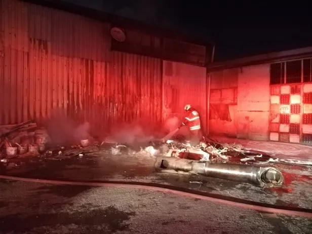 izmirde-1636856506865.jpeg İzmir Bornova'da alacak-verecek meselesi kundaklama ile bitti! Mobilya atölyesi alev alev yandı-3