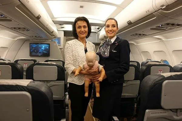Türk Hava Yolları (THY) kabin memuru nefes borusu tıkanan bebeğin hayatını kurtardı-2