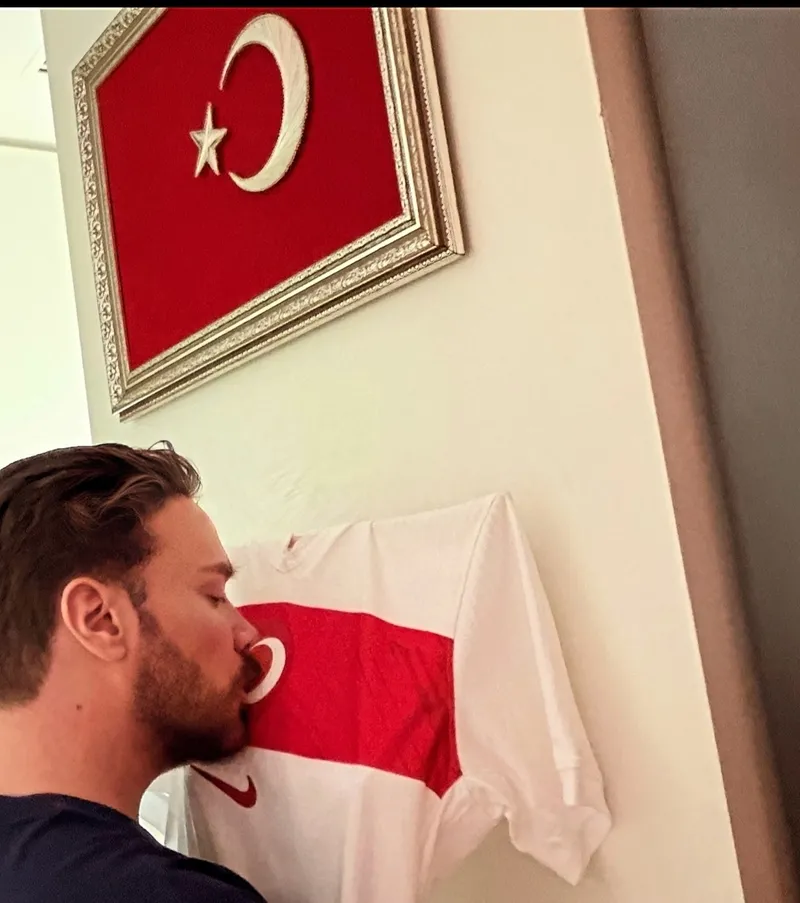 a-milli-takim-marsini-kim-yapacak-sinan-akcil-ve-rafet-el-roman-pes-pese-hamleler-1775282144408.jpg A Milli Takım marşını kim yapacak? Sinan Akçıl ve Rafet El Roman peş peşe hamleler-3