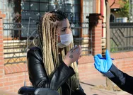 Adanada taksinin içinde maske takmadığı için ceza kesilen kadın yolcu polisleri tehdit etti