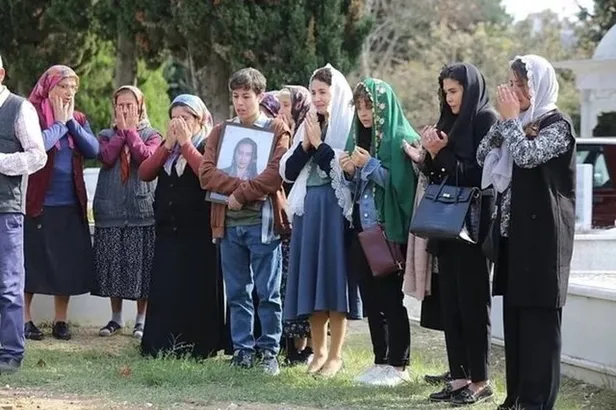 trtin-yeni-dizisi-yurek-cikmazi-hikayesiyle-ziril-ziril-aglatti-atike-hinclierin-kaleminden-cikti-cennetin-yas-1667316912597.jpg Cennet'in yaşadıkları az buz değil! TRT'in yeni dizisi Yürek Çıkmazı hikayesiyle zırıl zırıl ağlattı! Meğer...-7