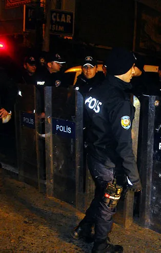 Adana'da mahalleli polise saldırdı