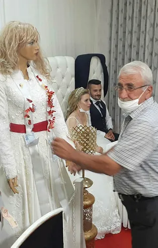 Bunu da gördük! Tekirdağ'da takılar gelin-damat yerine cansız mankenlere takıldı