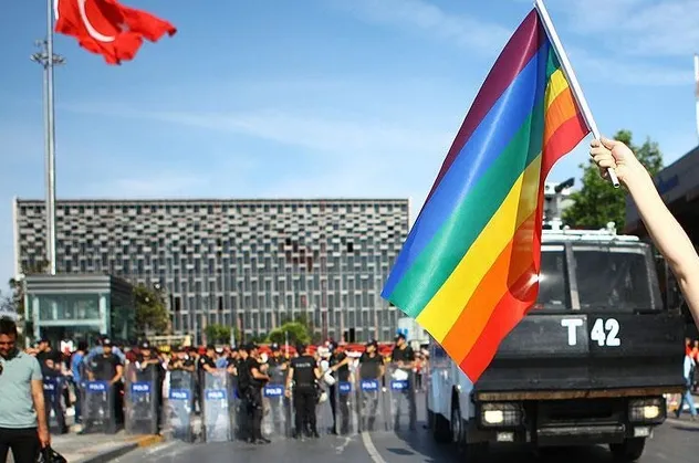 LGBT sapkınlığı salgına dönüşüyor! Aileler dikkat! 5 yıl içinde...
