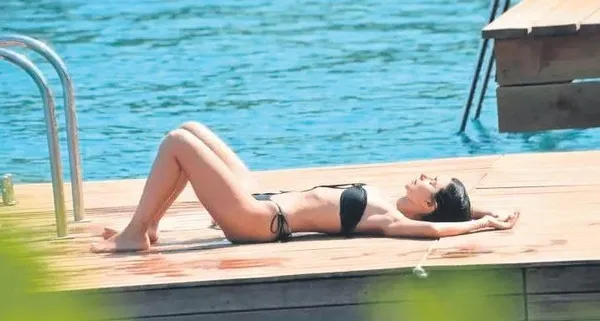 1689794066914.jpeg Bikinisini çıkarıp üstsüz güneşlenmişti! Nesrin Cavadzade'nin şoke eden hareketi neden yaptığı belli oldu! 5 milyon TL'ye...-2