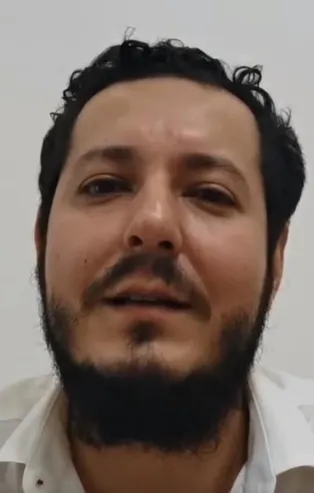 Çin'de yaşayan Türk oyuncu ve müzisyen Selçuk Ersoy'dan Türkiye'ye "sokağa çıkmayın" çağrısı