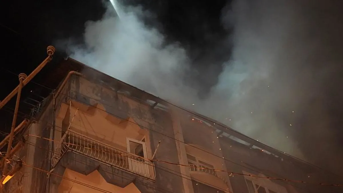 Samsun'da gece yarısı korkutan yangın! 5 katlı apartmanın çatı katı alev aldı
