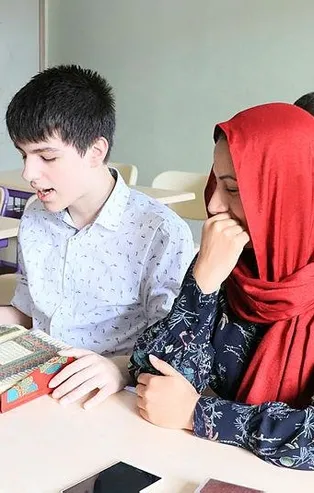 Kur'an'ı ezbere okuyan otizmli Ozan Memiş hafız oldu