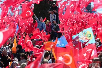 Türkiye Yüzyılı’nın şafağı söküyor! İzmir Gündoğdu Meydanı’nda tarihi kalabalık: Başkan Erdoğan için Tayyip Baba sloganları