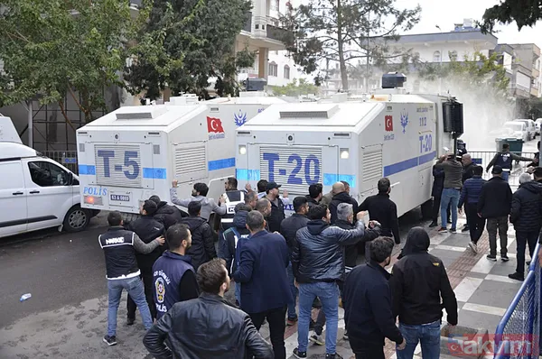 Halfeti Belediyesi önünde polise taşla saldıran 8 terör yandaşı yakalandı! - 10