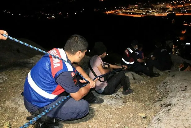 Elazığ'da film gibi operasyon! Uçurumun eşiğinde mahsur kalan kadın için ekipler seferber oldu-4