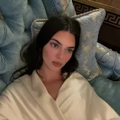 Moda ikonunun tercihi Türk edebiyatı oldu: Kendall Jenner'dan Kürk Mantolu Madonna paylaşımı