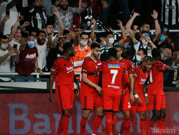 Ziraat Türkiye Kupası'nı kazanan Beşiktaş kupayı kaldırdı! İşte kutlamalardan kareler... - 13