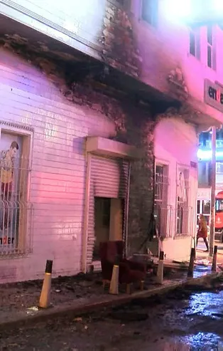 İstanbul'da ahşap kaplı binanın önünde yangın çıktı