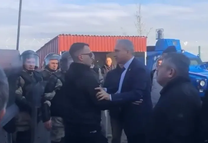 ekrem-imamoglunun-sahte-diploma-davasinda-gerilim-chpliler-jandarmanin-uzerine-yurudu-suat-ozcagdas-hakaret-sa-1768469846029.jpeg Ekrem İmamoğlu'nun "sahte diploma" davasında gerilim! CHP'liler jandarmanın üzerine yürüdü: Suat Özçağdaş hakaret savurdu!-3