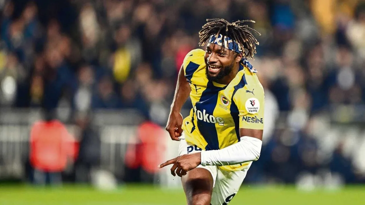 Allan Saint Maximin Fenerbahçe’de kaldı!