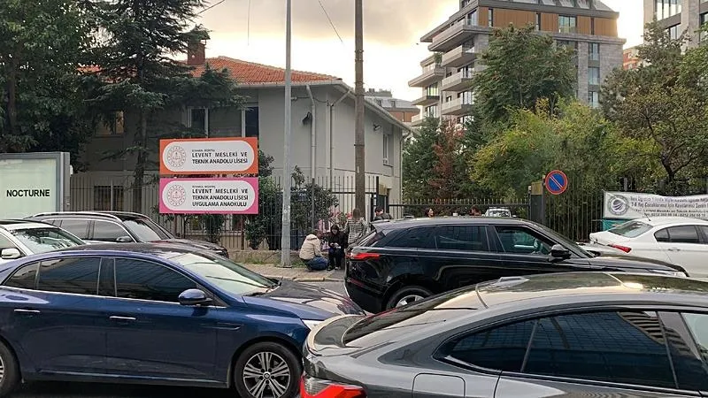 İstanbul Beşiktaş'ta bulunan Levent Mesleki ve Teknik Anadolu Lisesi'nde bir öğretmenin tartışma sonrası silahla ateş etmesi paniğe yol açtı. (İHA)