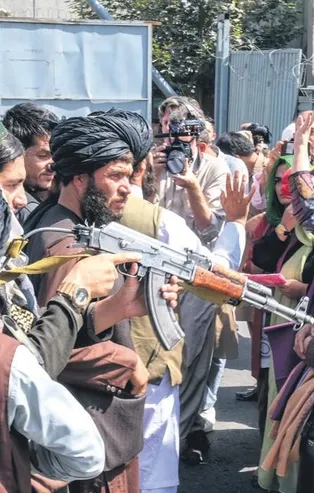 Kabil’de kadınlar, silahların gölgesinde Taliban’a karşı gösteri yaptı