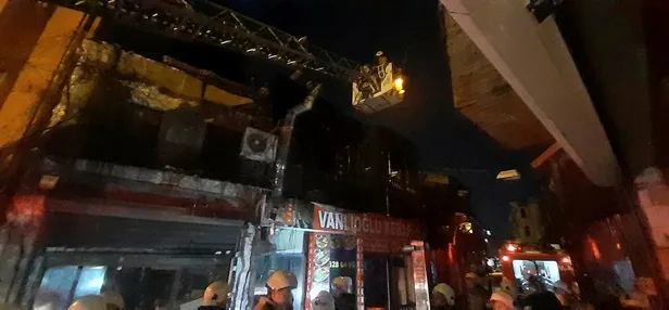istanbul-fatihte-ahsap-bina-alev-alev-yandi-1582750571662.jpeg İstanbul Fatih'te korkutan yangın! Ahşap bina alev alev yandı-2