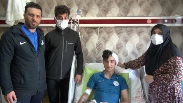 Lig maçında korku dolu anlar: Hava topunda rakibiyle çarpışan genç futbolcu beyin kanaması geçirdi-6