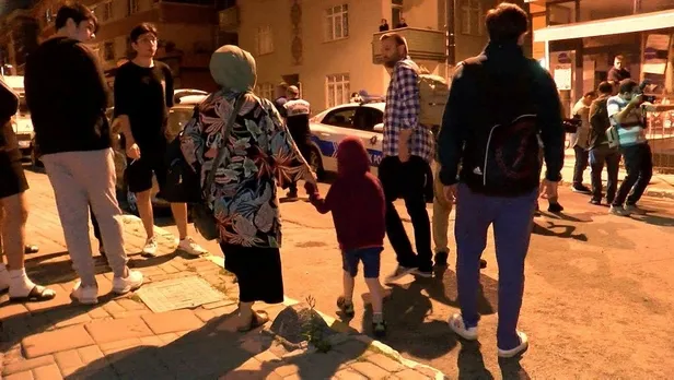 uskudarda-istinat-duvari-coktu-talihsiz-kaza-sonucu-3-bina-tahliye-edildi-1656989487235.jpeg Üsküdar'da istinat duvarı çöktü! Talihsiz kaza sonucu 3 bina tahliye edildi-3