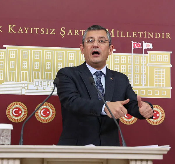 MHP’li Erkan Akçay’dan CHP’li Özgür Özel’e sert tepki: PKK’nın taleplerini kanun teklifi diye Meclis’e sunuyor