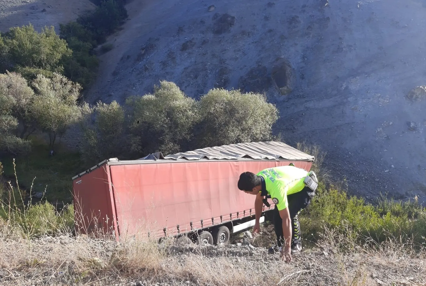 Tır şarampole uçtu