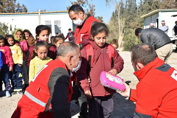 turkkizilay-baris-pinari-bolgesindeki-ogrencilere-mont-bot-ve-kirtasiye-malzemesi-yardiminda-bulundu-1609340708949.jpg