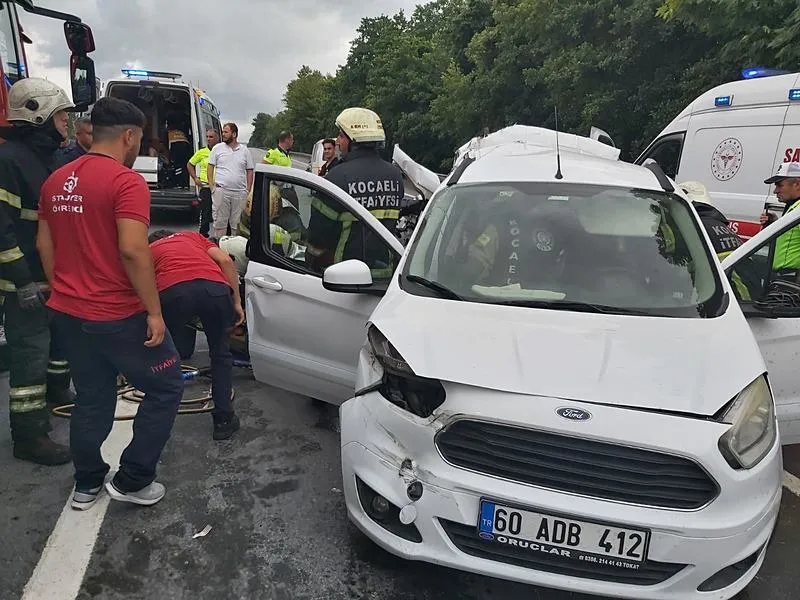 Anadolu Otoyolu'nda feci kaza! Hafif ticari araç ile minibüs çarpıştı: 3 kişi öldü, 3 kişi yaralandı-4