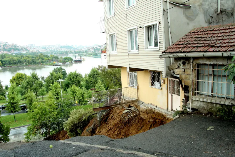 Korkulan oldu! Canlı yayında bina çöktü - 16