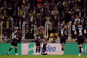 Fenerbahçe gerilimli maçta zirveyi kaptırdı!
