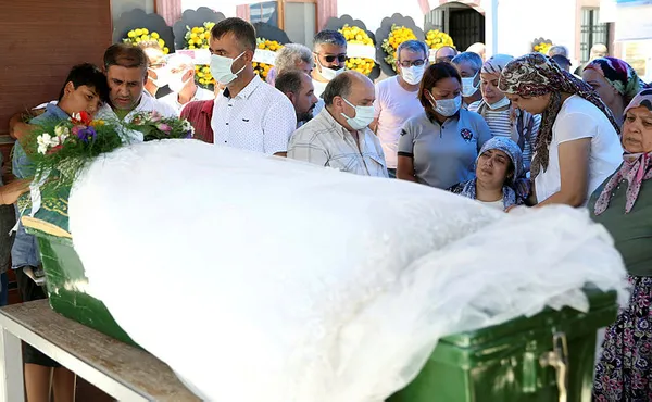 korkunc-ayrinti-27-bicak-darbesiyle-oldurulen-16-yasindaki-yagmur-tayhan-bayramda-katilinin-elini-opmus-1630662073141.jpg Korkunç ayrıntı! 27 bıçak darbesiyle öldürülen 16 yaşındaki Yağmur Tayhan, bayramda katilinin elini öpmüş-3