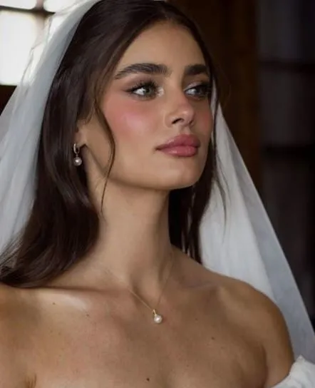 z-kusagi-boyle-tercih-ediyor-2024-yilinin-en-iyi-gelin-makyajlari-listelendi-modern-ve-cekici-gorunum-icin-1719321001483.jpg 2024 yılının en iyi gelin makyajları listelendi! Z kuşağı böyle tercih ediyor! Modern ve çekici görünüm için...-2